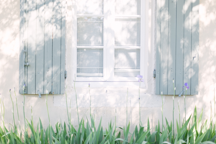 Un mariage en blanc en Provence - Shooting d'inspiration - Photo : Malvina Photo - Scénographie Atelier Blanc - La mariée aux pieds nus