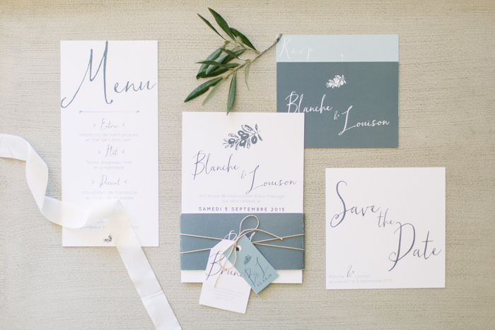 Un mariage en blanc en Provence - Shooting d'inspiration - Photo : Malvina Photo - Scénographie Atelier Blanc - La mariée aux pieds nus