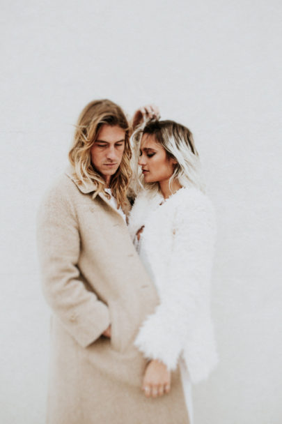 Une séance photo en amoureux en blanc à la Cité de l'Océan - Biarritz - A découvrir sur www.lamarieeauxpiedsnus.com - Photos : Yoris Photographe