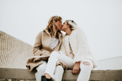 Une séance photo en amoureux en blanc à la Cité de l'Océan - Biarritz - A découvrir sur www.lamarieeauxpiedsnus.com - Photos : Yoris Photographe