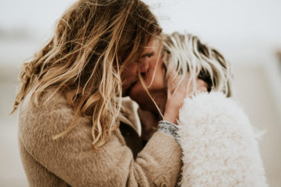 Une séance photo en amoureux en blanc à la Cité de l'Océan - Biarritz - A découvrir sur www.lamarieeauxpiedsnus.com - Photos : Yoris Photographe