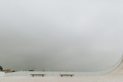 Une séance photo en amoureux en blanc à la Cité de l'Océan - Biarritz - A découvrir sur www.lamarieeauxpiedsnus.com - Photos : Yoris Photographe