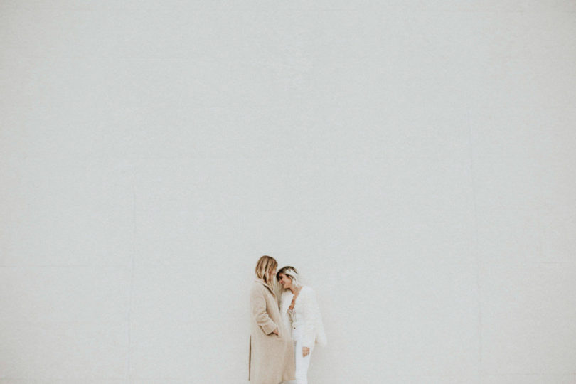 Une séance photo en amoureux en blanc à la Cité de l'Océan - Biarritz - A découvrir sur www.lamarieeauxpiedsnus.com - Photos : Yoris Photographe