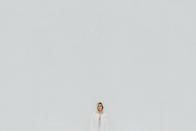 Une séance photo en amoureux en blanc à la Cité de l'Océan - Biarritz - A découvrir sur www.lamarieeauxpiedsnus.com - Photos : Yoris Photographe