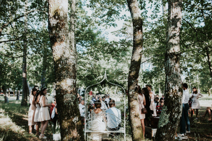 Un mariage rustique et champêtre dans une forêt des Landes - A découvrir sur le blog mariage www.lamarieeauxpiedsnus.com - Photos : Yoris Photographe