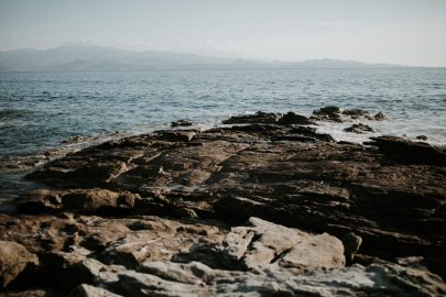 Un mariage naturel et végétal en Corse - Soul Pics Photographe - La mariée aux pieds nus