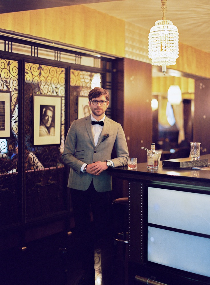 l'Artisan Photographe - Un mariage années 20 - Inspiration - Hotel du Collectionneur Paris - La mariee aux pieds nus