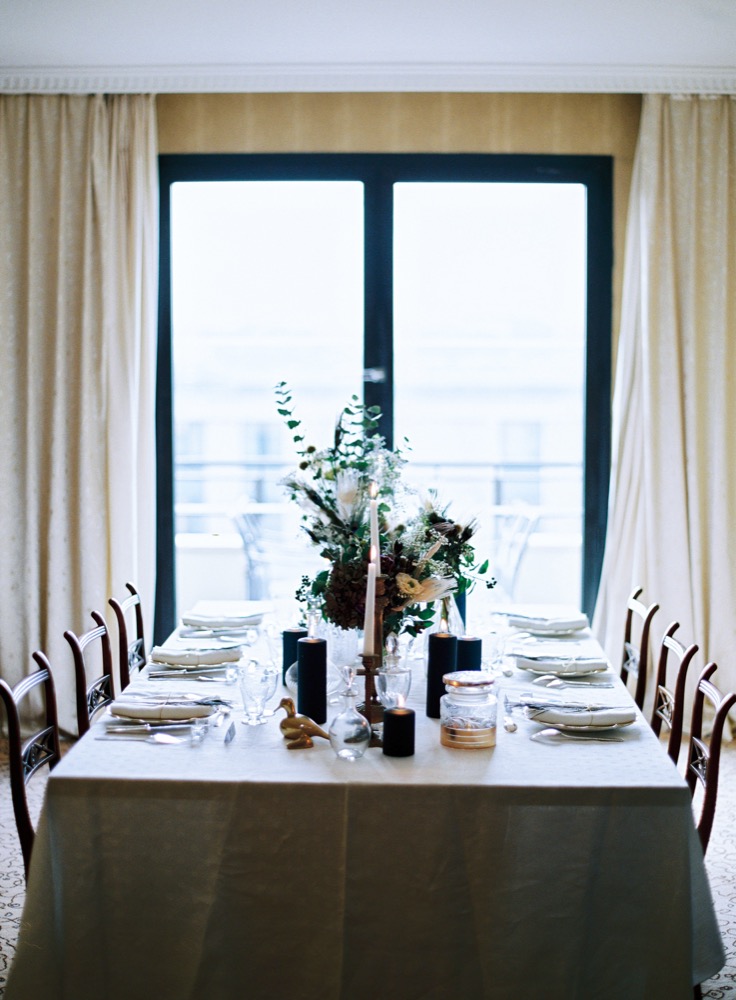 l'Artisan Photographe - Un mariage années 20 - Inspiration - Hotel du Collectionneur Paris - La mariee aux pieds nus