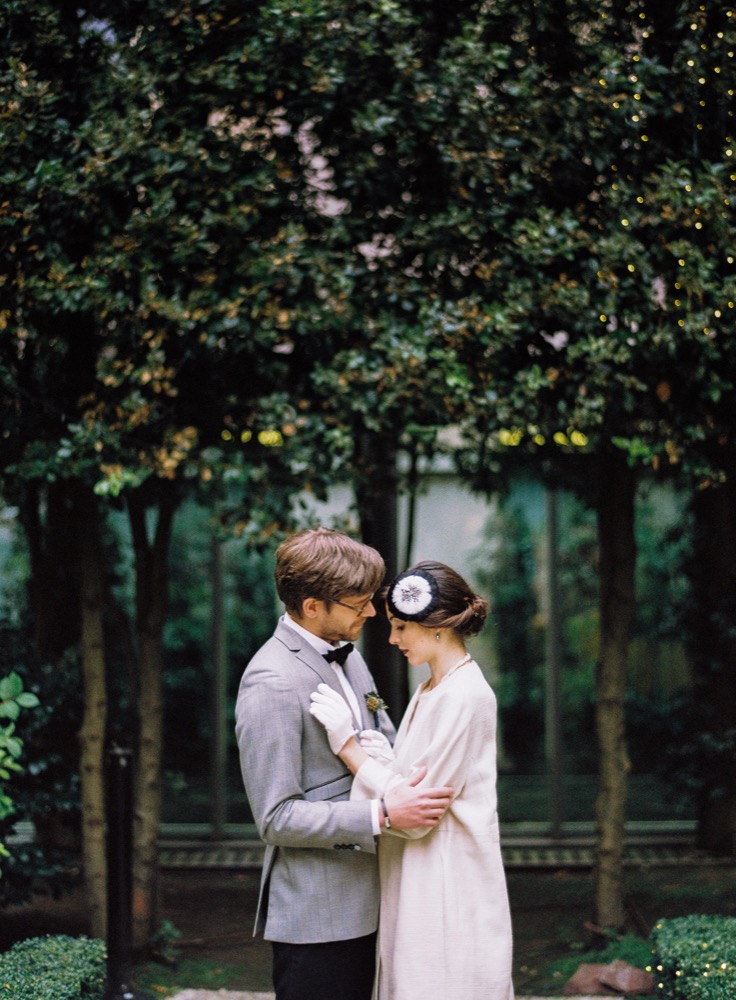 l'Artisan Photographe - Un mariage années 20 - Inspiration - Hotel du Collectionneur Paris - La mariee aux pieds nus