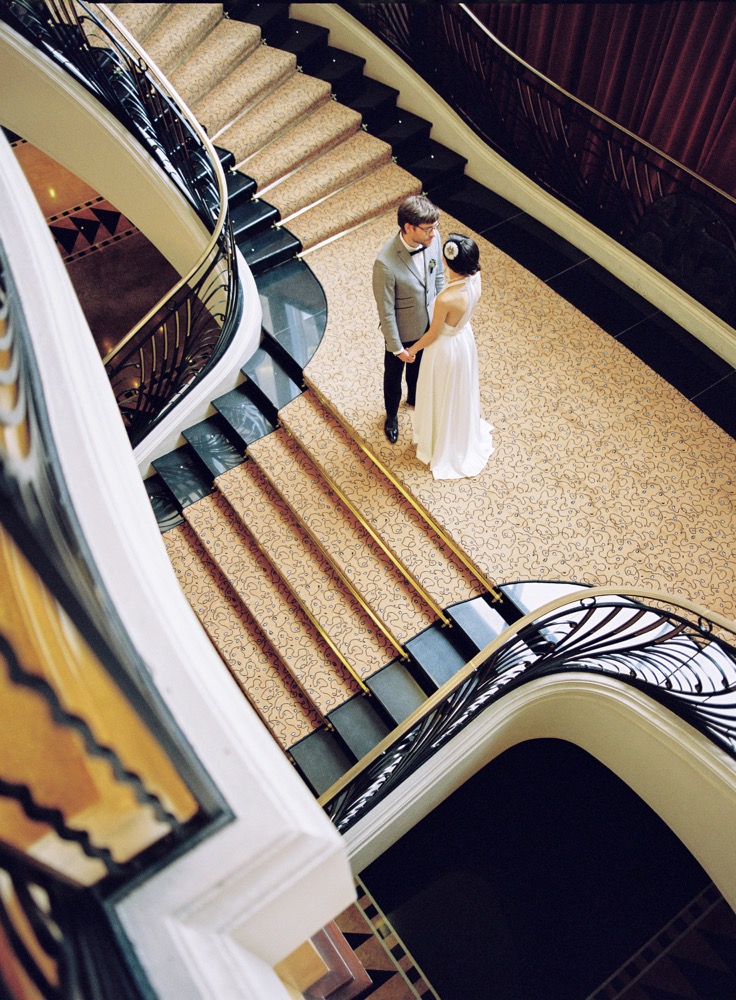 l'Artisan Photographe - Un mariage années 20 - Inspiration - Hotel du Collectionneur Paris - La mariee aux pieds nus