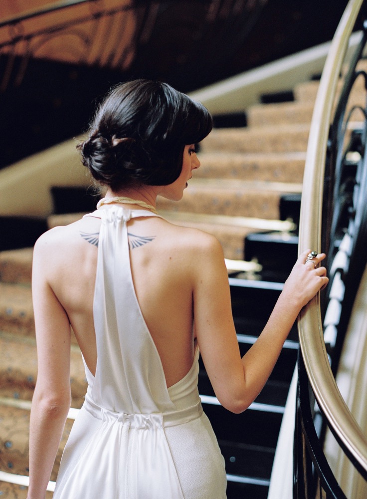 l'Artisan Photographe - Un mariage années 20 - Inspiration - Hotel du Collectionneur Paris - La mariee aux pieds nus