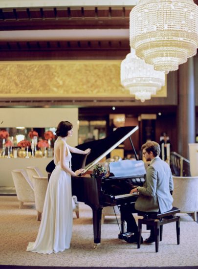 l'Artisan Photographe - Un mariage années 20 - Inspiration - Hotel du Collectionneur Paris - La mariee aux pieds nus