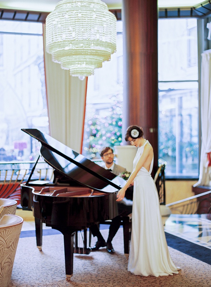 l'Artisan Photographe - Un mariage années 20 - Inspiration - Hotel du Collectionneur Paris - La mariee aux pieds nus