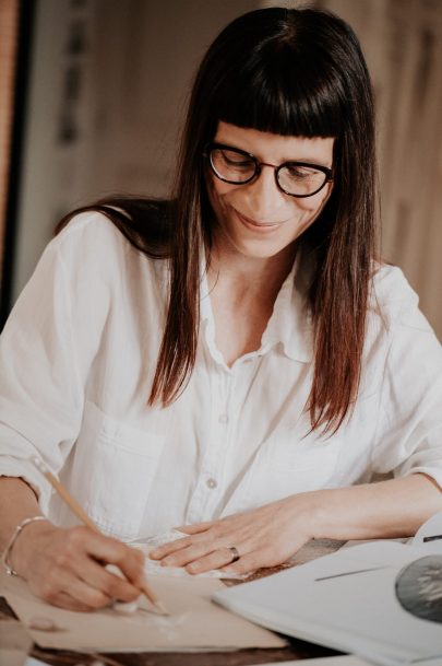 Portrait et visite de l'atelier de la créatrice Sylvie Mispouille - Photos : Céline Deligey - Blog mariage : La mariée aux pieds nus