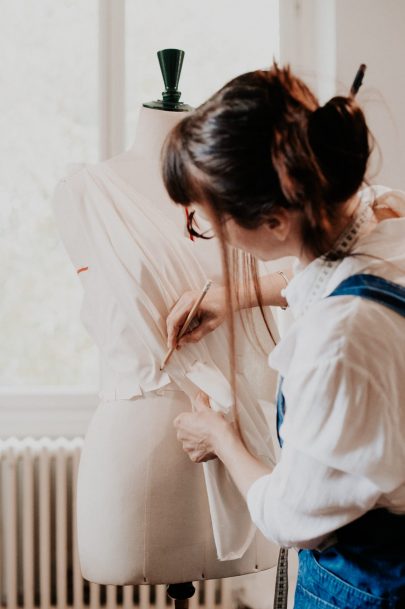 Portrait et visite de l'atelier de la créatrice Sylvie Mispouille - Photos : Céline Deligey - Blog mariage : La mariée aux pieds nus