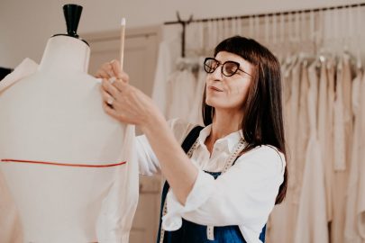 Portrait et visite de l'atelier de la créatrice Sylvie Mispouille - Photos : Céline Deligey - Blog mariage : La mariée aux pieds nus