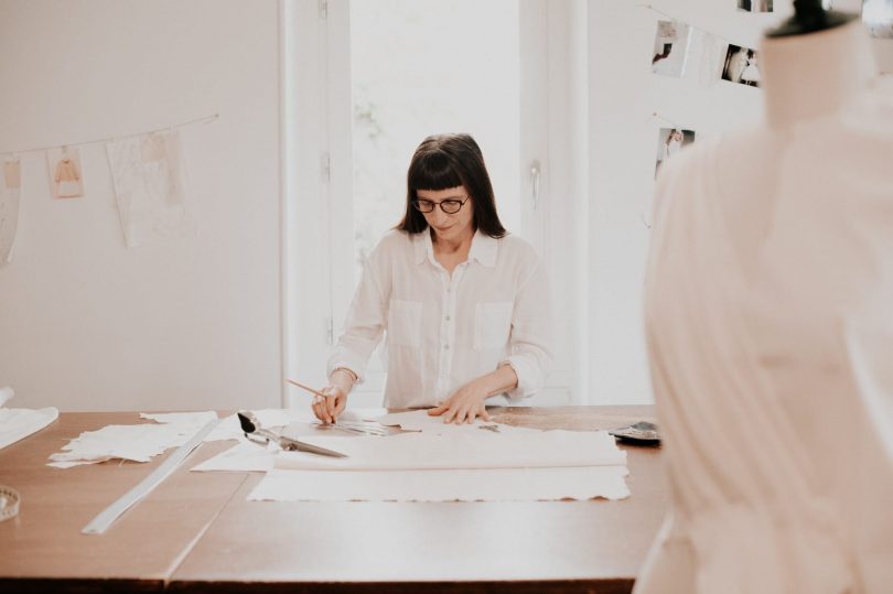 Portrait et visite de l'atelier de la créatrice Sylvie Mispouille - Photos : Céline Deligey - Blog mariage : La mariée aux pieds nus