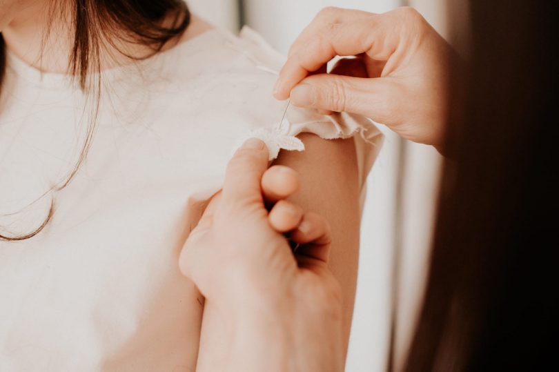 Portrait et visite de l'atelier de la créatrice Sylvie Mispouille - Photos : Céline Deligey - Blog mariage : La mariée aux pieds nus