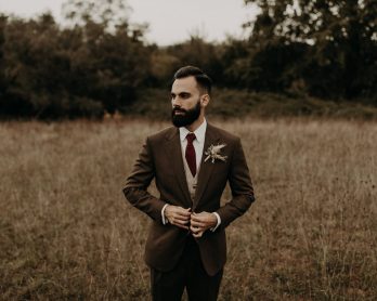 Mariage reporté : comment adapter votre costume de marié ? - Photos : Baptiste Hauville - Blog mariage : La mariée aux pieds nus