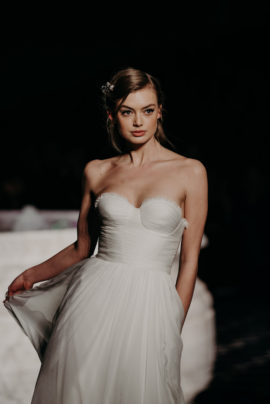 Pronovias - Collection 2018 - Barcelona Bridal Week - La mariée aux pieds nus - Photos : The Quirky