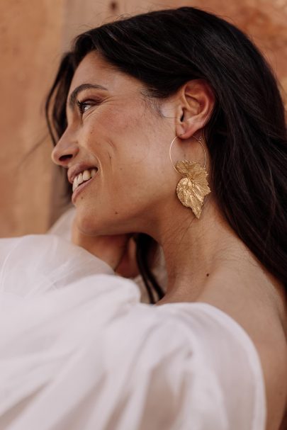 Bijoux Sauvaje - Accesoires de mariée - Photos : Les Bandits - Reflets Fleurs - Blog mariage : La mariée aux pieds nus