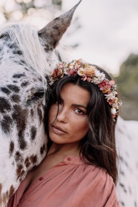 Bijoux Sauvaje - Accesoires de mariée - Photos : Les Bandits - Reflets Fleurs - Blog mariage : La mariée aux pieds nus