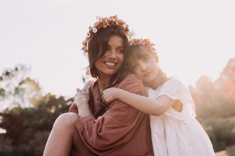 Bijoux Sauvaje - Accesoires de mariée - Photos : Les Bandits - Reflets Fleurs - Blog mariage : La mariée aux pieds nus