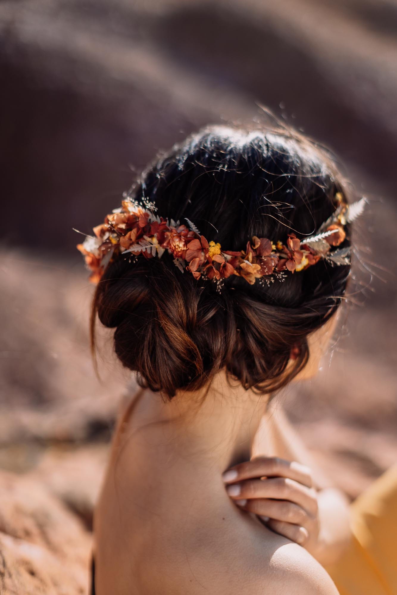 Bijoux Sauvaje - Accesoires de mariée - Photos : Les Bandits - Reflets Fleurs - Blog mariage : La mariée aux pieds nus