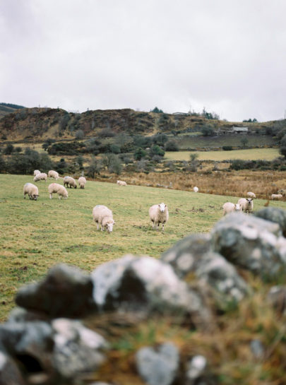 Portrait de mariée dans les collines - La mariée aux pieds nus - Photo : Capyture