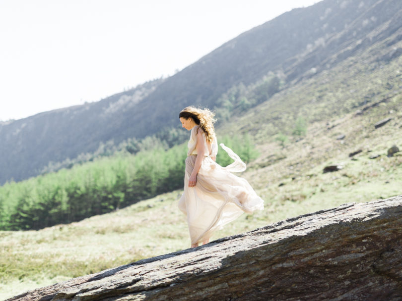 Portrait de mariée dans les collines - La mariée aux pieds nus - Photo : Capyture