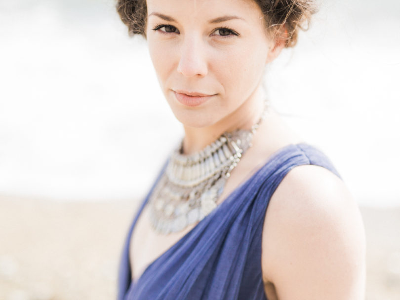 Une mariée au bord de l'eau - Portrait d'une mariée en robe bleue - La mariée aux pieds nus - Photo : Capyture