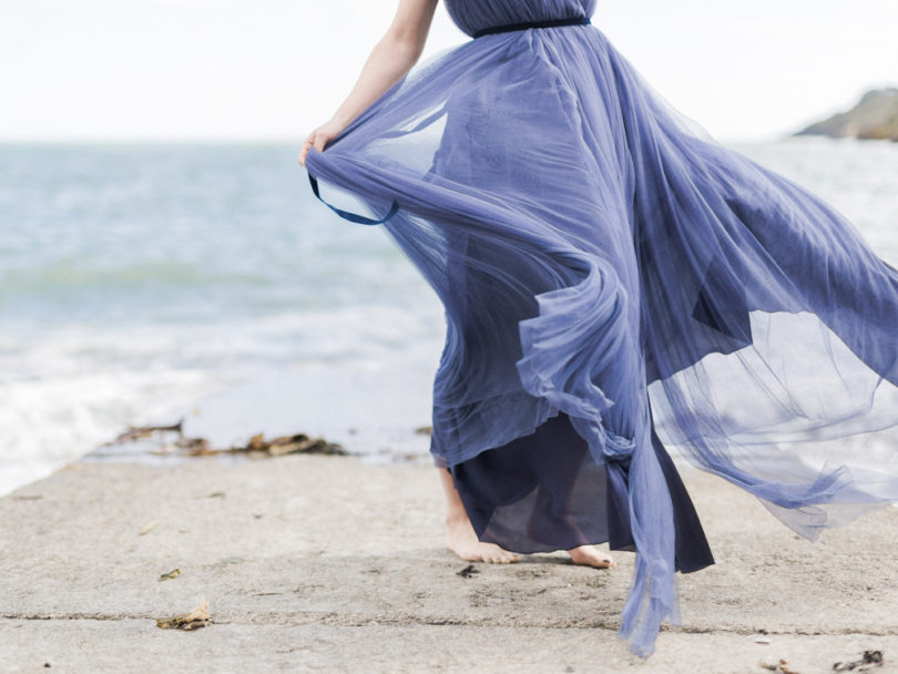 Une mariée au bord de l'eau - Portrait d'une mariée en robe bleue - La mariée aux pieds nus - Photo : Capyture