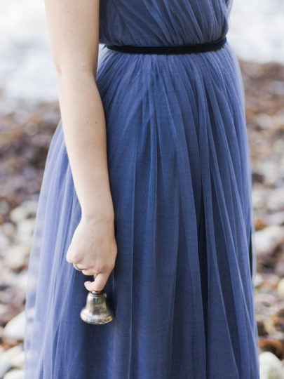 Une mariée au bord de l'eau - Portrait d'une mariée en robe bleue - La mariée aux pieds nus - Photo : Capyture