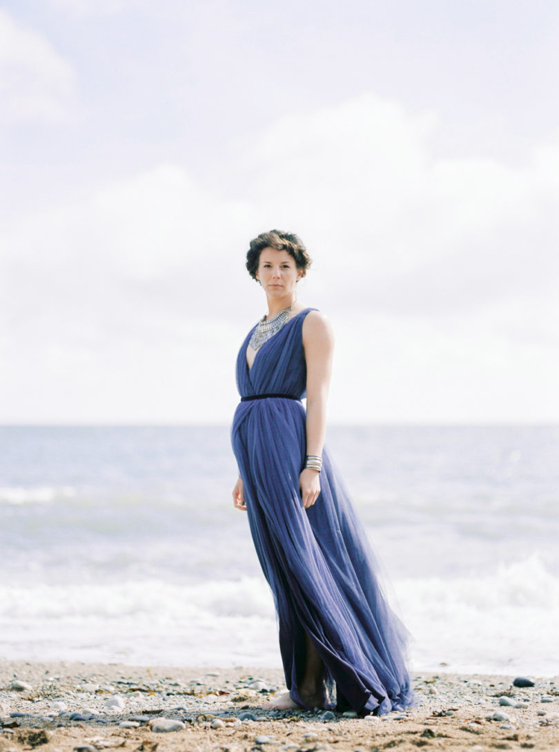 Une mariée au bord de l'eau - Portrait d'une mariée en robe bleue - La mariée aux pieds nus - Photo : Capyture