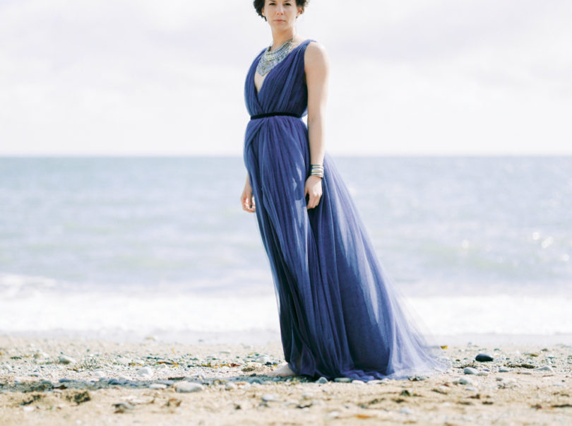 Une mariée au bord de l'eau - Portrait d'une mariée en robe bleue - La mariée aux pieds nus - Photo : Capyture