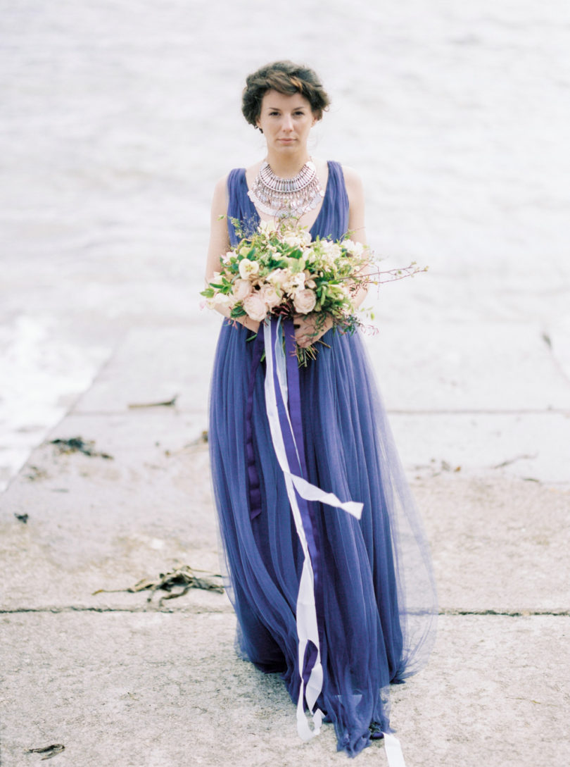 Une mariée au bord de l'eau - Portrait d'une mariée en robe bleue - La mariée aux pieds nus - Photo : Capyture