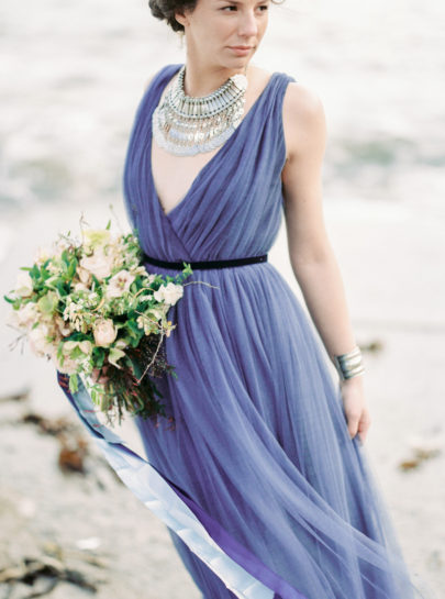 Une mariée au bord de l'eau - Portrait d'une mariée en robe bleue - La mariée aux pieds nus - Photo : Capyture