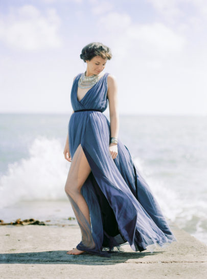 Une mariée au bord de l'eau - Portrait d'une mariée en robe bleue - La mariée aux pieds nus - Photo : Capyture