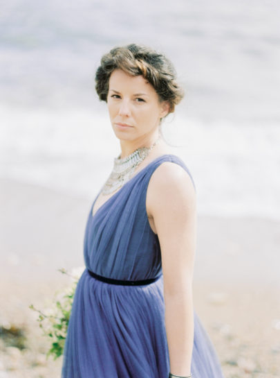 Une mariée au bord de l'eau - Portrait d'une mariée en robe bleue - La mariée aux pieds nus - Photo : Capyture