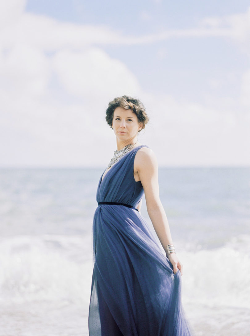 Une mariée au bord de l'eau - Portrait d'une mariée en robe bleue - La mariée aux pieds nus - Photo : Capyture