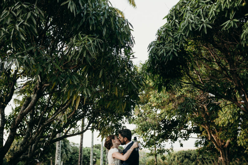 Un mariage végétal à La Réunion - A découvrir sur le blog mariage www.lamarieeauxpiedsnus.com - Photos : Capyture