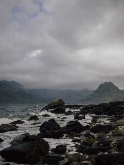 Un mariage en toute intimité sur l'ile de Skye en ecosse - a découvrir sur le blog mariage www.lamarieeauxpiedsnus.com - Photos : Capyture