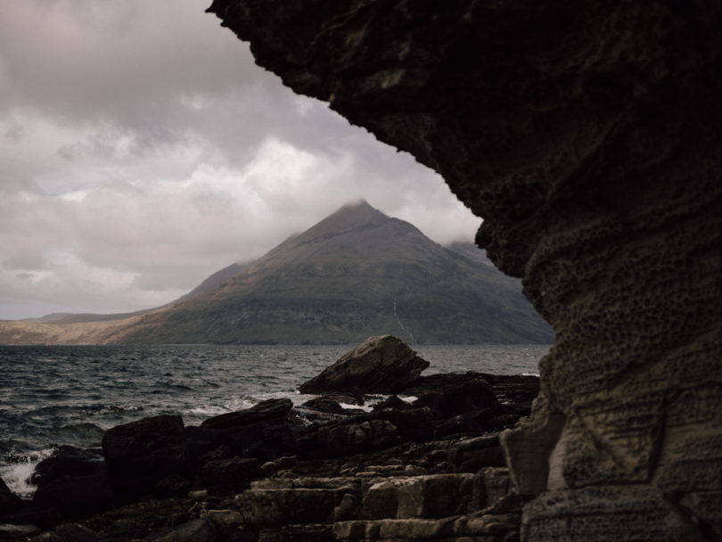 Un mariage en toute intimité sur l'ile de Skye en ecosse - a découvrir sur le blog mariage www.lamarieeauxpiedsnus.com - Photos : Capyture