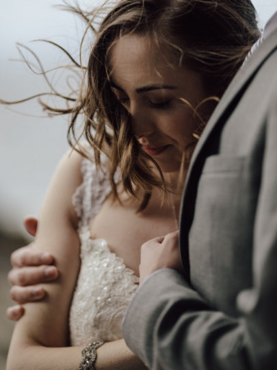 Un mariage en toute intimité sur l'ile de Skye en ecosse - a découvrir sur le blog mariage www.lamarieeauxpiedsnus.com - Photos : Capyture