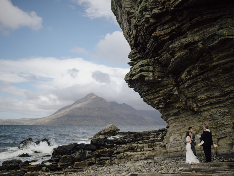 Un mariage en toute intimité sur l'ile de Skye en ecosse - a découvrir sur le blog mariage www.lamarieeauxpiedsnus.com - Photos : Capyture