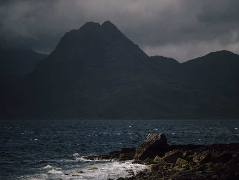 Un mariage en toute intimité sur l'ile de Skye en ecosse - a découvrir sur le blog mariage www.lamarieeauxpiedsnus.com - Photos : Capyture