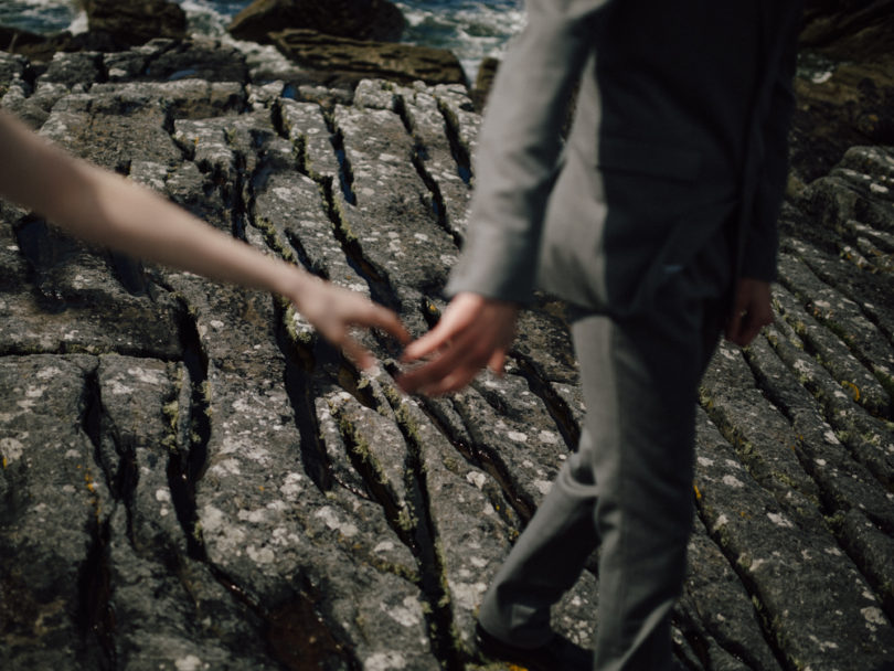 Un mariage en toute intimité sur l'ile de Skye en ecosse - a découvrir sur le blog mariage www.lamarieeauxpiedsnus.com - Photos : Capyture