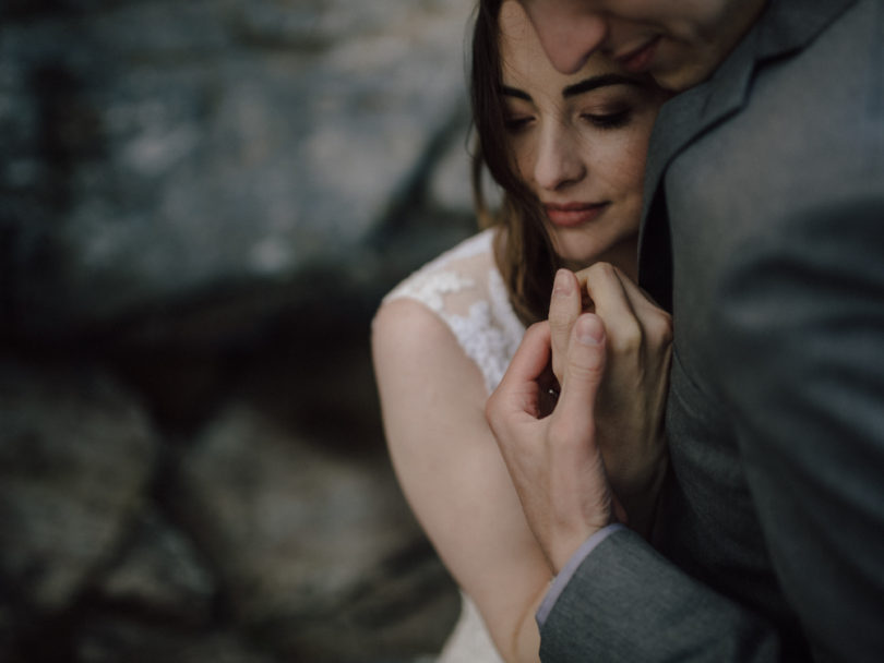 Un mariage en toute intimité sur l'ile de Skye en ecosse - a découvrir sur le blog mariage www.lamarieeauxpiedsnus.com - Photos : Capyture