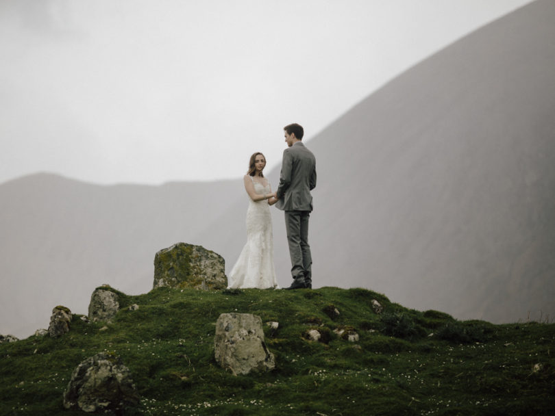 Un mariage en toute intimité sur l'ile de Skye en ecosse - a découvrir sur le blog mariage www.lamarieeauxpiedsnus.com - Photos : Capyture
