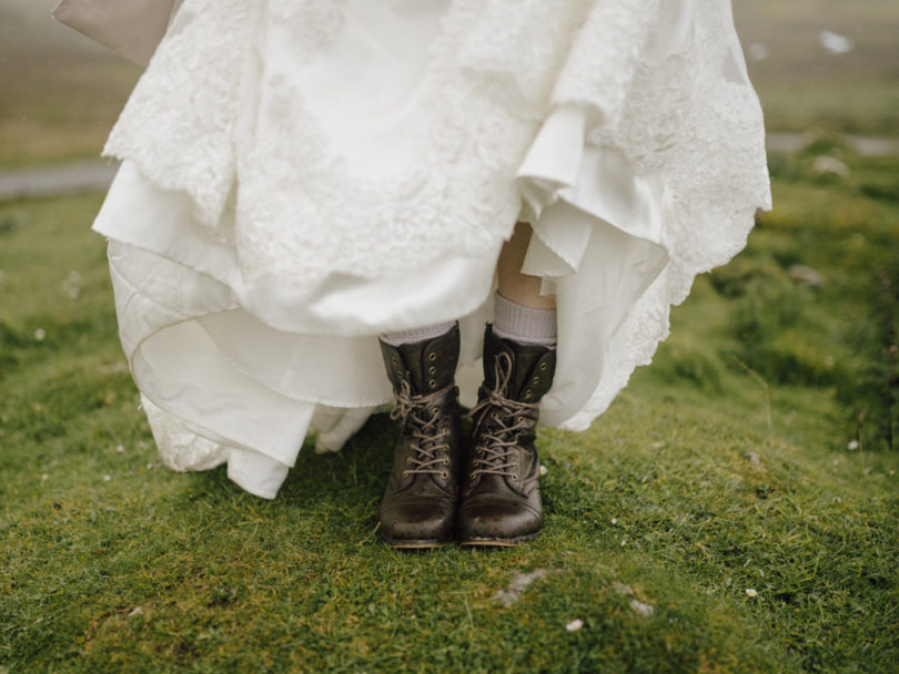 Un mariage en toute intimité sur l'ile de Skye en ecosse - a découvrir sur le blog mariage www.lamarieeauxpiedsnus.com - Photos : Capyture